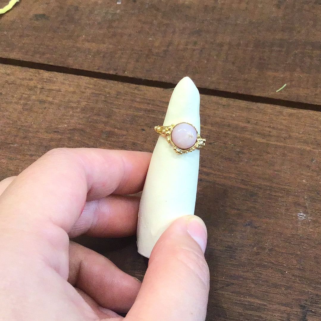 Anillo ópalo rosa baño dorado