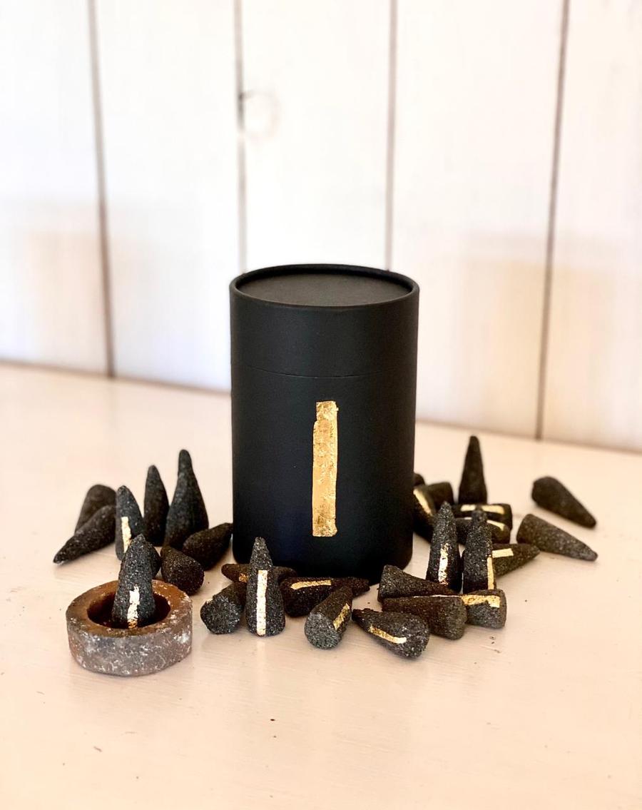 Ofrenda sagrada de copal y oro