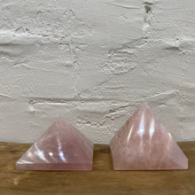 Cargar imagen en el visor de la galería, Pirámide de cuarzo rosa
